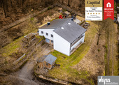 Ansicht von oben - Einfamilienhaus mit Garage und Blick ins Maintal