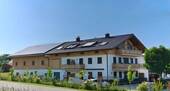 Hausansicht - Schöne 3 Zi--Wohnung im 1. OG mit 2 Balkonen u. eigener Garten, nähe Söllhuben