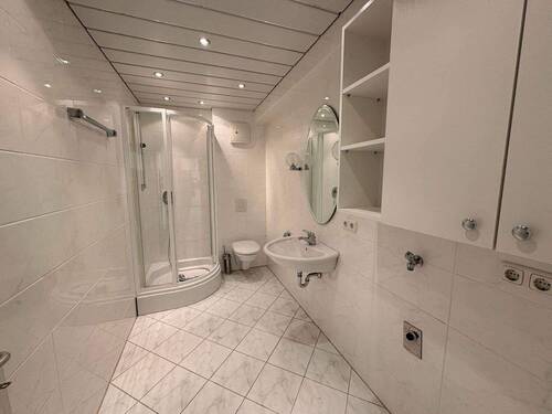 Gäste-WC mit Dusche - 