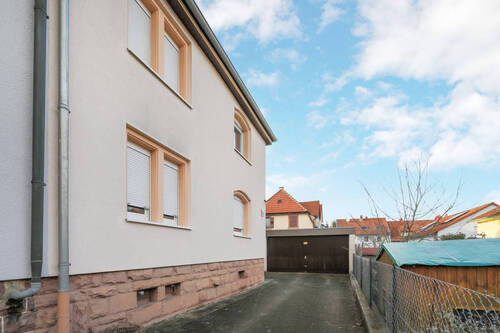 Zufahrt und Garage - 4 Zimmer Doppelhaushälfte zum Kaufen in Keltern / Dietlingen