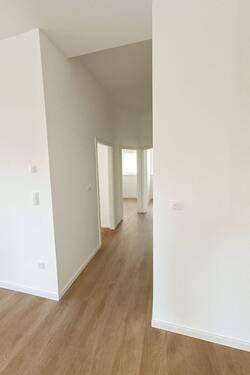 Flur - Blick von der Küche - 3 Zimmer Etagenwohnung in Immenhausen