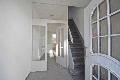 Haupthaus Eingang - 4 Zimmer Etagenwohnung zur Miete in Essen