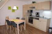 Küche mit Essplatz im Wohnraum - Ferienwohnung unter Reet - 3 Zimmer mit Balkon - Erholung pur!