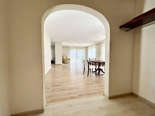 Diele mit Blick ins Wohnzimmer - 