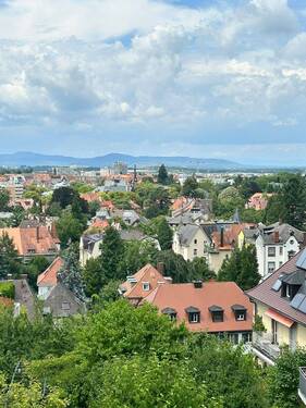 Sicht auf Freiburg - Exklusive 2-Zimmer-Eigentumswohnung mit Panoramablick über Freiburg