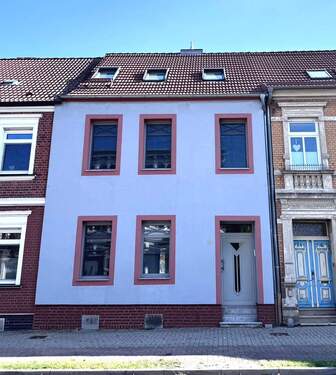 Straßenansicht - Hochwertig saniertes Reihenmittelhaus in Tangermünde - stilvoll modernisiert mit Garten, Garage und Nebengelass