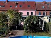 Gartenansicht mit kleinem Pool - 