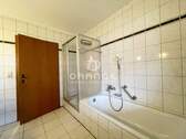 ...mit Dusche und Badewanne - 