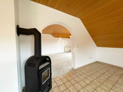 Das Esszimmer kann auch via Schwedenofen geheizt werden - 