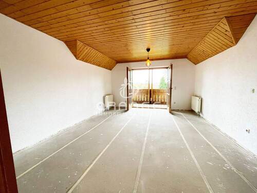 Das große Wohnzimmer mit Balkonzugang - 