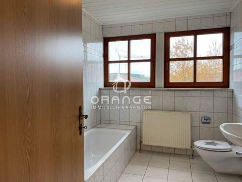 Das helle Badezimmer im 1.OG... - 
