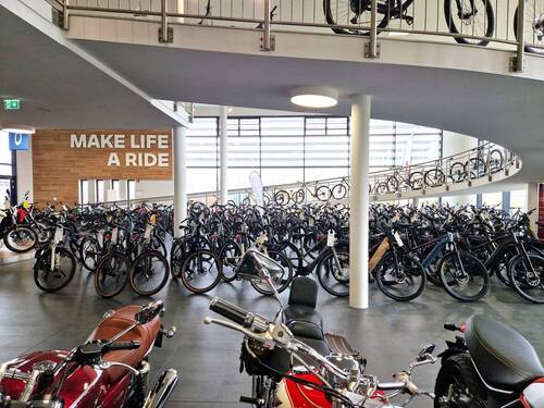 Verkaufshalle mit Rampe - 