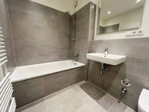Bad mit Wanne - 