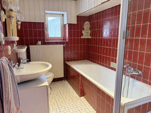 Badezimmer mit Wanne und Dusche - 