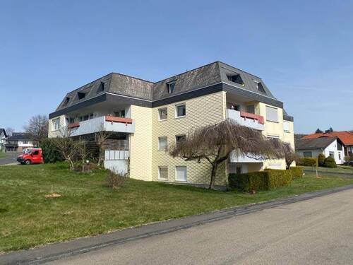 Hausansicht - Geräumige 3-Zimmerwohnung mit Balkon in Großseifen