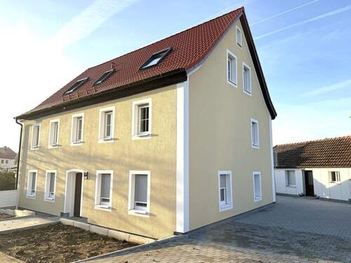 Haus seitlich mit Hof - 