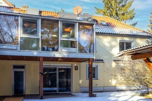 Hausansicht - Modernisierte Doppelhaushälfte mit Sauna, Wintergarten und großzügigem 2.332 m² Grundstück