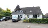 Außenansicht Parkplätze - 9 Zimmer Mehrfamilienhaus, Wohnhaus zum Kaufen in Barmstedt