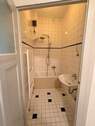 Badezimmer mit Badewanne - 