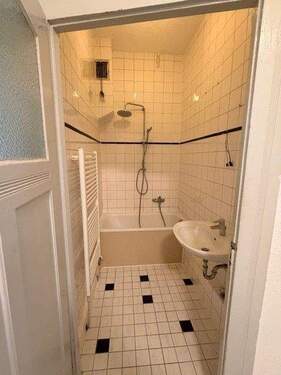 Badezimmer mit Badewanne - 