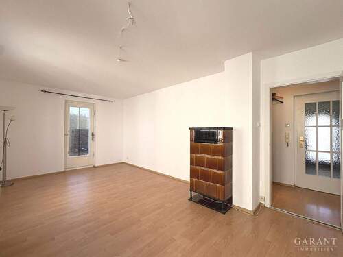 Wohnzimmer mit Ofen - 3 Zimmer Etagenwohnung zur Miete in Stuttgart