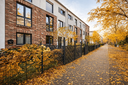 Hausansicht Eingang - Charmantes Reihenmittelhaus ? Kamin ? Dachterrasse ? Trockensauna ? Außenstellplatz