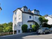 Hausansicht - Helle Dachgeschosswohnung mit Balkon und Garage direkt am Rhein