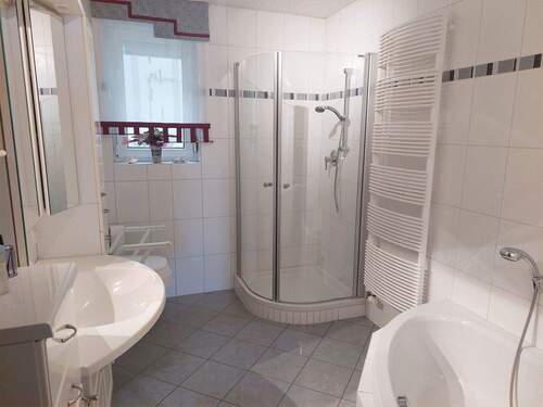 Bad mit Dusche und ... - 