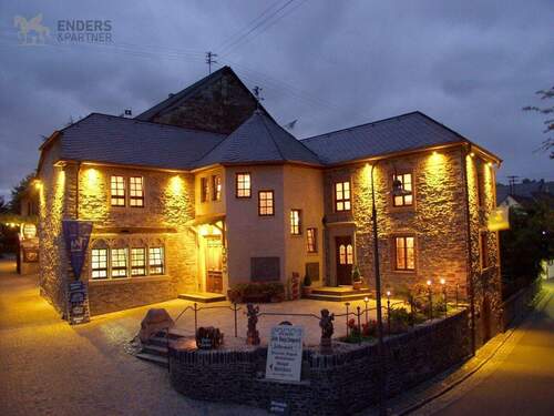 1 - Exklusiver Mietshauskomplex auf historischem Burggelände mit 4 möblierten Wohnungen und Garten