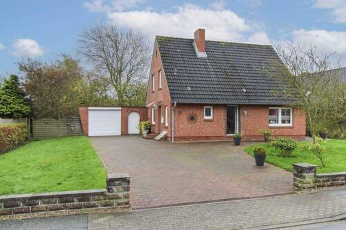 Auffahrt mit Garage - Richtig zuhause: Gepflegtes Einfamilienhaus mit Garten, in 22 Minuten in Westerland (Sylt)