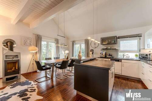 Küche mit Esstisch und Ofen - 