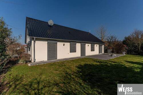 Seiten-Ansicht außen - 6 Zimmer Einfamilienhaus in Werneck