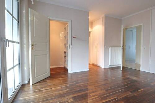 Schlafzimmer mit begehbaren Kleiderschrank - 