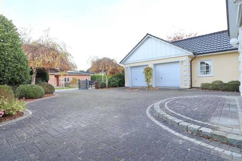 Auffahrt mit Doppelgarage - 