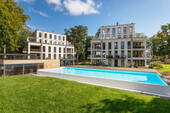 Hausansicht mit Pool - 3 Zimmer Etagenwohnung zum Kaufen in Binz