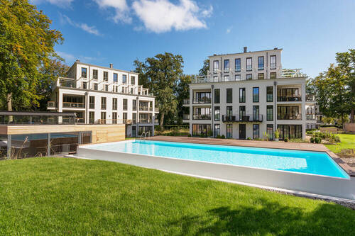 Hausansicht mit Pool - 3 Zimmer Etagenwohnung zum Kaufen in Binz