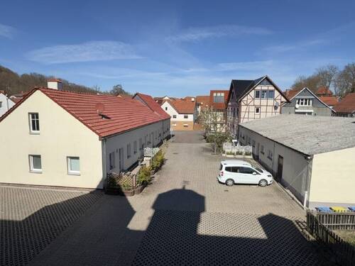 Innenhof und Wohngebäude 2 und Versorgungsgebäude - Mehrfamilienhaus, Wohnhaus in Wutha-Farnroda