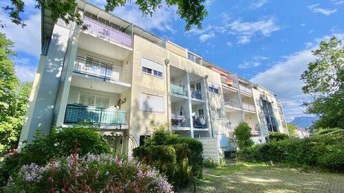 Hausansicht - 3-Zi.-Wohnung in Freilassing: Komfort mit Aufzug, Balkon & viel Charme.