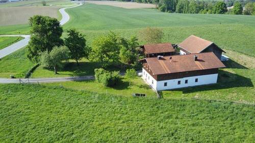Landwirtschaftliches Anwesen in Alleinlage - 2 Zimmer Bauernhaus, Landhaus zum Kaufen in Tann