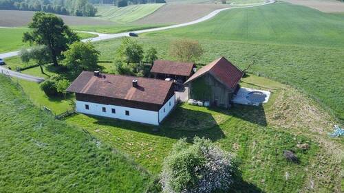 Landwirtschaftliches Anwesen in Alleinlage - 