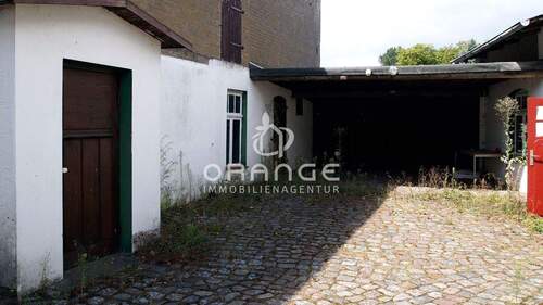 Innenhof mit Nebengelass sowie Zugang zum Wohnhaus - 