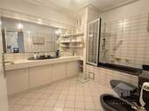 Geräumiges Badezimmer - 