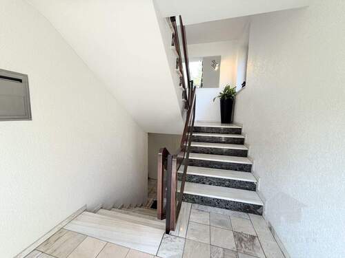 Helles Treppenhaus - 4 Zimmer Etagenwohnung zum Kaufen in Hamburg