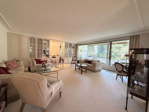 Wohnzimmer mit Zugang zum Balkon - 