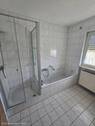 Bad mit Wanne und Dusche - 2 Zimmer Etagenwohnung in Roth