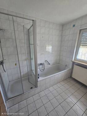 Bad mit Wanne und Dusche - 2 Zimmer Etagenwohnung in Roth