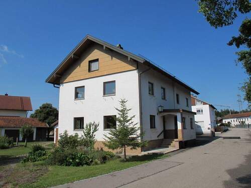 Ansicht von Norden - 7 Zimmer Mehrfamilienhaus, Wohnhaus zum Kaufen in Emmerting