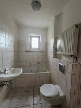 Bad mit Badewanne - 