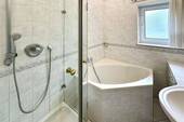 Bad mit Wanne und Dusche - 