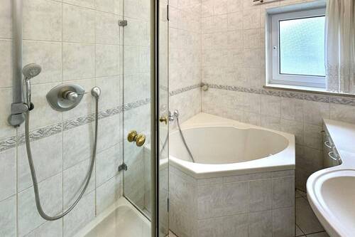 Bad mit Wanne und Dusche - 